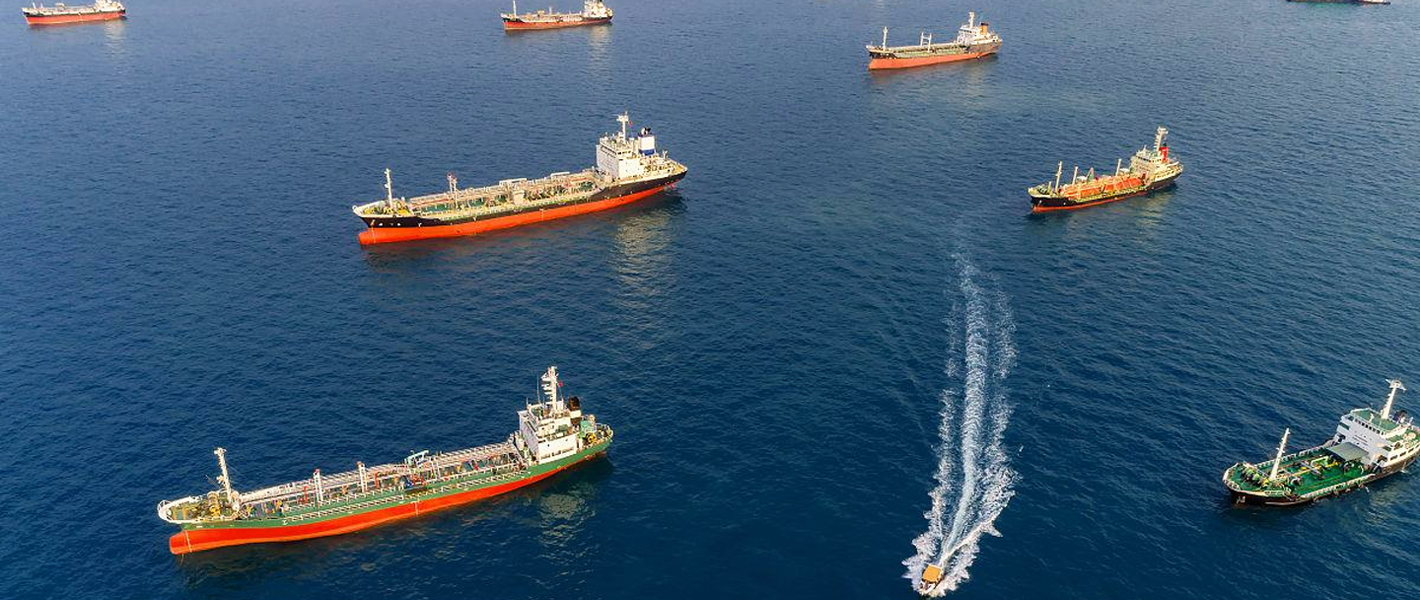 Petroliera che viaggia sul mare